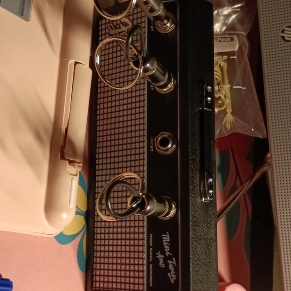FENDER MUSIC AMP KEY HOLDER ROCK N ROLL - Picture 10 of 10